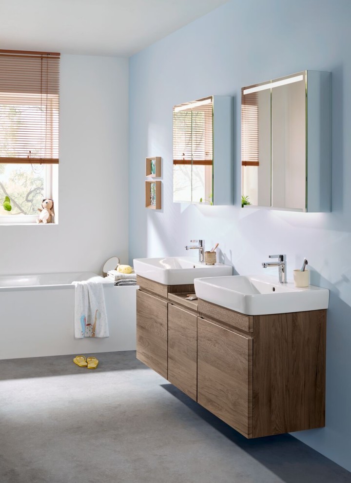 Salle de bain Renova Plan avec deux lavabos comprenant des meubles lavabos et un meuble bas