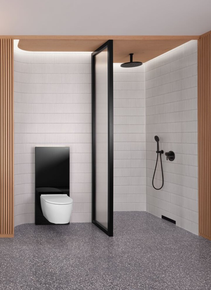 Douche au design italien sophistiqué, avec possibilité d'intégrer un banc intégré et niche de rangement