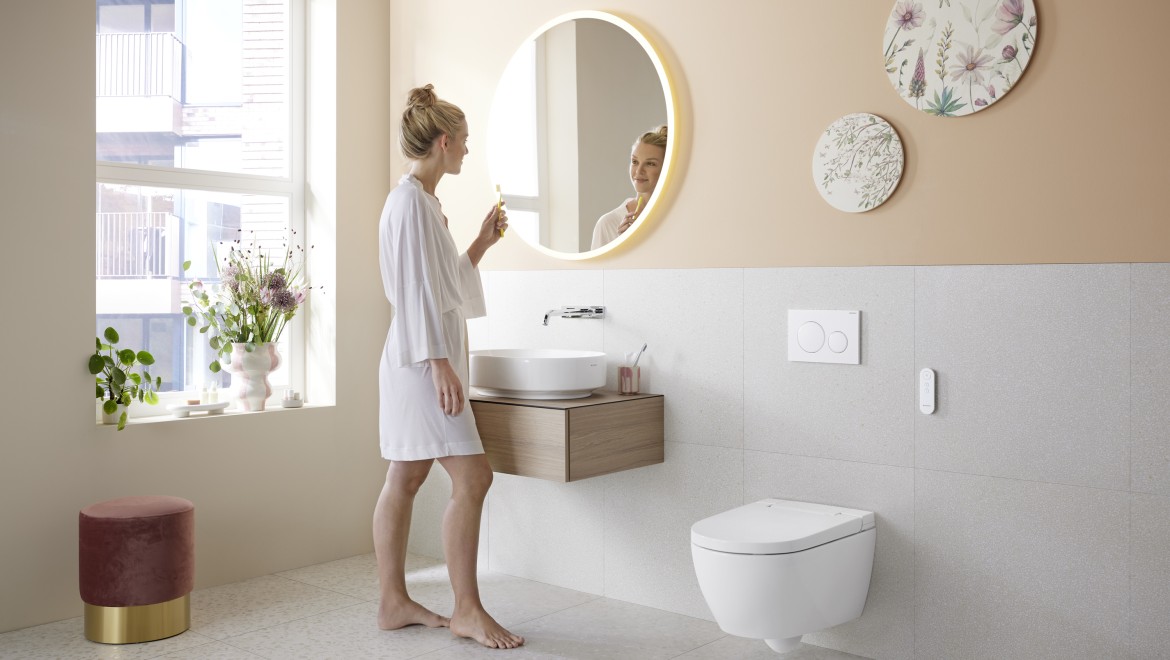 Salle de bain dans la couleur tendance Peach Fuzz avec WC lavant Geberit AquaClean Alba