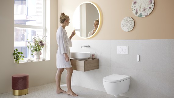 Salle de bains dans la couleur tendance peach fuzz avec WC lavant Geberit AquaClean Alba