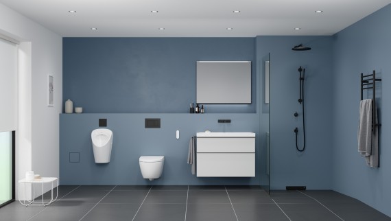 Salle de bain avec urinoir, WC, lavabo et douche