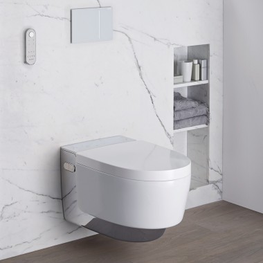 Salle de bains adaptée PMR avec WC lavant Geberit AquaClean Maïra