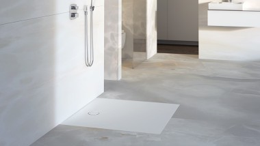 Salle de bain avec receveur de douche de plain-pied Geberit Setaplano