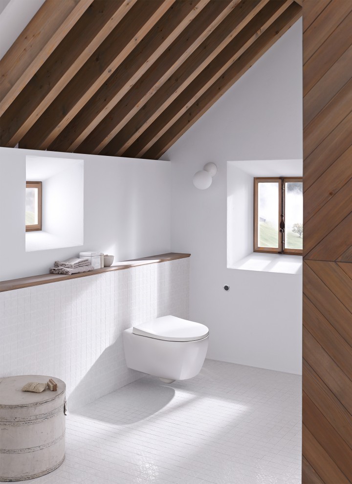 Salle de bains avec plafond incliné Salle de bains avec plafond incliné