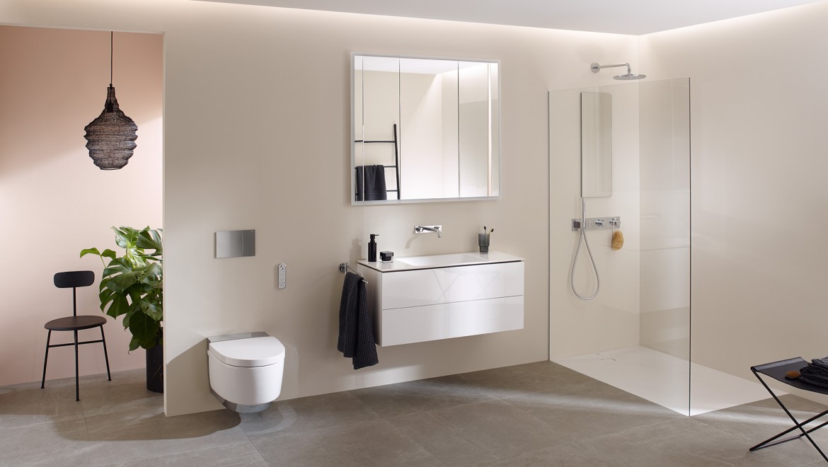 Ambiance d'une salle de bains avec WC lavant Geberit AquaClean Maïra, lavabo et meuble Geberit ONE (© Geberit)