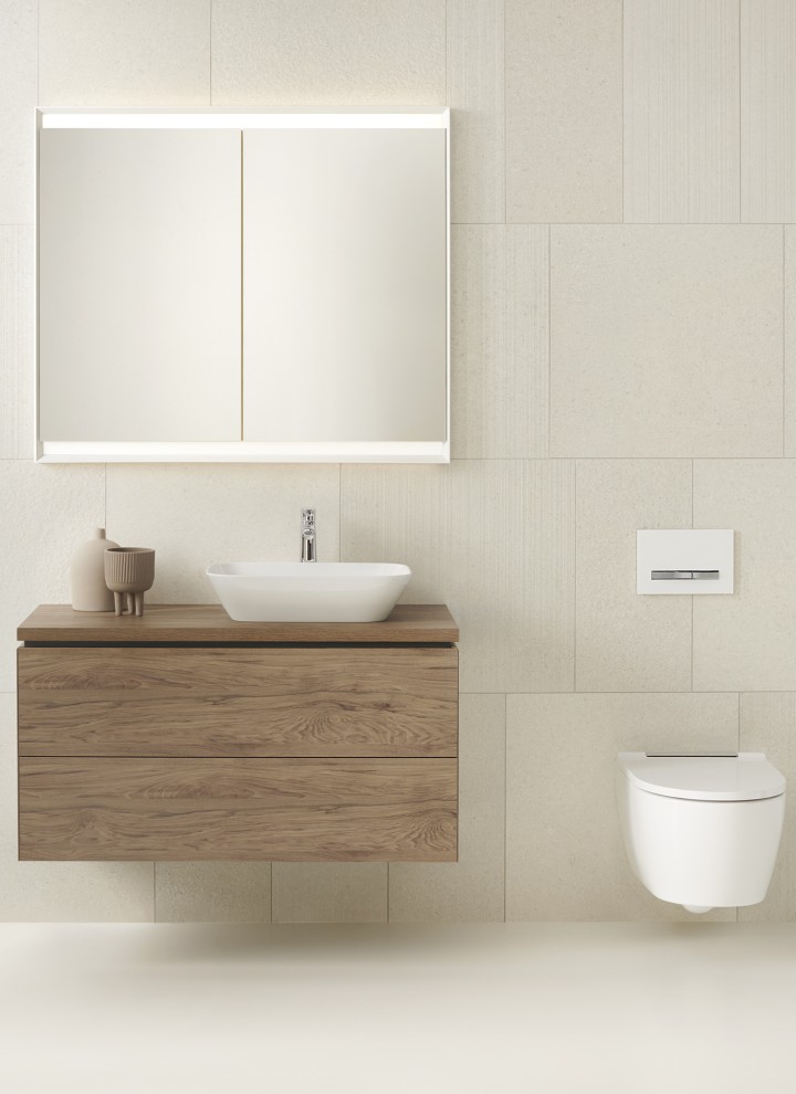 Vasque à poser Geberit ONE et meuble bas en noyer hickory, plus WC (© Geberit)