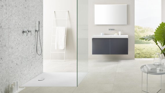 Salle de bains avec douche de plain-pied Geberit Setaplano