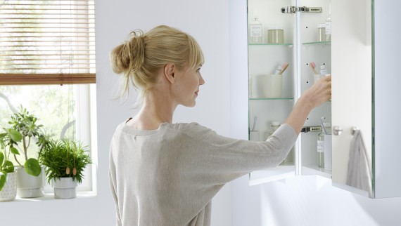 Espace de rangement dans l'armoire de toilettes Geberit Option (© Geberit)