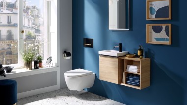 Lumière entrant par une fenêtre dans un WC pour invité avec un mur arrière bleu foncé