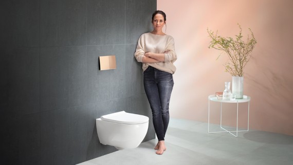 WC Geberit Acanto dans une salle de bains adoptant la couleur tendance peach fuzz