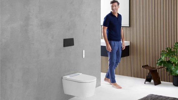 WC lavant AquaClean Sela dans une salle de bains Geberit