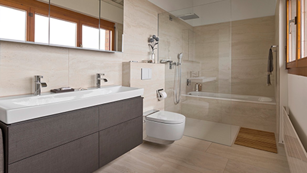 Salle de bains avec douche WC Geberit AquaClean après rénovation