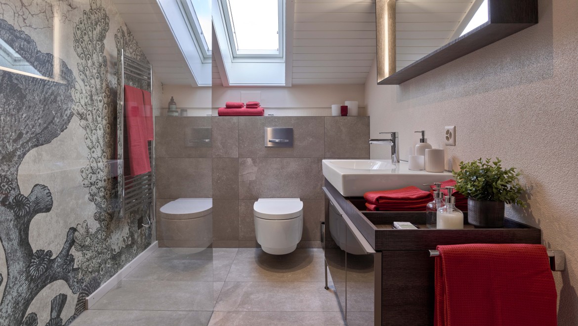 Salle de bains avec divers produits Geberit après rénovation