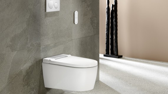 Salle de bains avec Geberit AquaClean Sela blanc et plaque de déclenchement Geberit Sigma20 Salle de bains avec Geberit AquaClean Sela blanc et plaque de déclenchement Geberit Sigma20