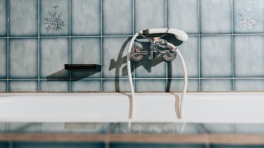 Un carrelage bleu dans la salle de bains