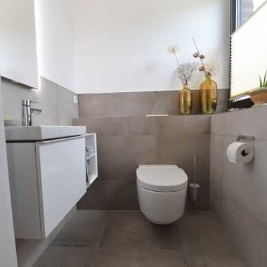 Vue sur le WC lavant Geberit AquaClean Maïra Classic et le lavabo