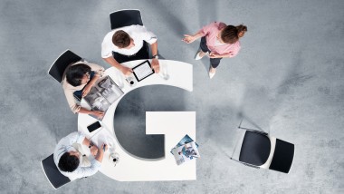 Des collaborateurs lors d’un entretien d’embauche autour d’une table
