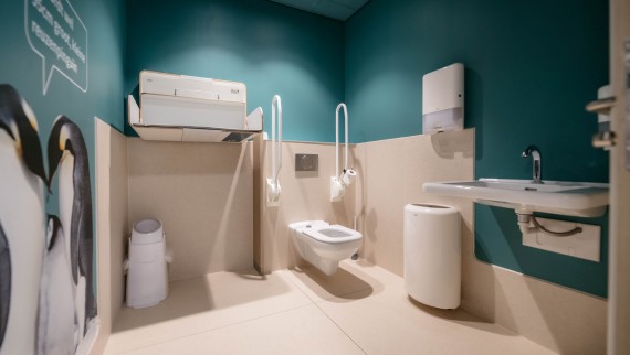 L’équipement du WC pour handicapés est également composé en grande partie de produits Geberit (© Michiel Stock)