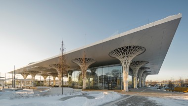 Le cube de verre de la gare métropolitaine de Lublin fait partie intégrante du corps de l’édifice, avec son toit et ses colonnes ajourées (© Rafał Chojnacki)