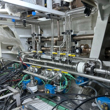 Voici à quoi ressemble la salle des machines d’un yacht du chantier naval Su Marine. Les tuyauteries Mapress acier inoxydable et CuNiFe sont posées dans un espace très confiné (© Su Marine Yachting)