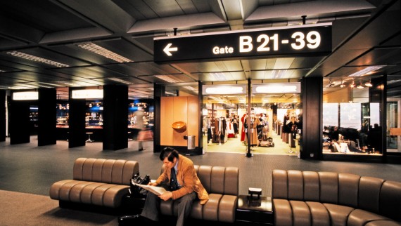 Photo de l’intérieur du terminal B de l’aéroport de Zurich-Kloten prise dans les années 1980 (© Bibliothèque de l’EPF Zurich)