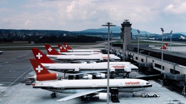 Appareils de l’ancienne Swissair garés au dock du terminal A de Zurich dans les années 1980 (© Bibliothèque de l’EPF Zurich)