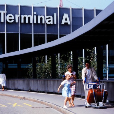 Piétons devant le terminal A en 1985 (© Swissair)