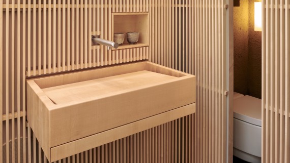 Équipées d’un WC lavant Geberit, les toilettes sont pensées comme un refuge, sans aucun stimulus visuel superflu. (© David Willen Studio)