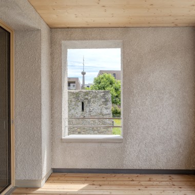 Les murs des balcons ainsi que la façade sont recouverts d’un enduit à la chaux. © Openly / Jens Ellensohn