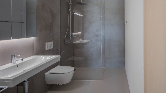 Les salles de bains sont équipées de WC et de lavabos Geberit. (© Openly / Jens Ellensohn)