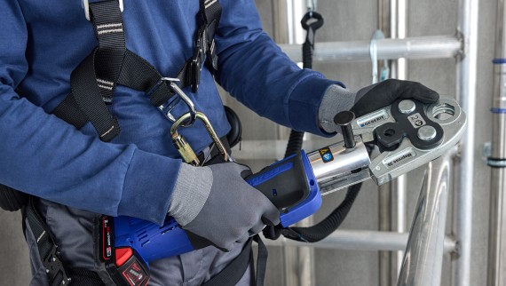 Sertissage de tubes et raccords Geberit Mapress