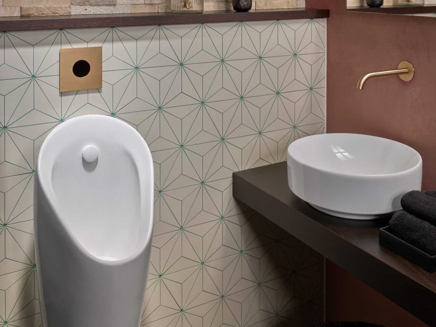 La plaque de recouvrement pour urinoir de type 40, dotée d'un système de chasse d'eau sans contact, s'harmonise avec les robinets de lavabo des plus grands fabricants et apporte une touche d'élégance La plaque de recouvrement pour urinoir de type 40, dotée d'un système de chasse d'eau sans contact, s'harmonise avec les robinets de lavabo des plus grands fabricants et apporte une touche d'élégance