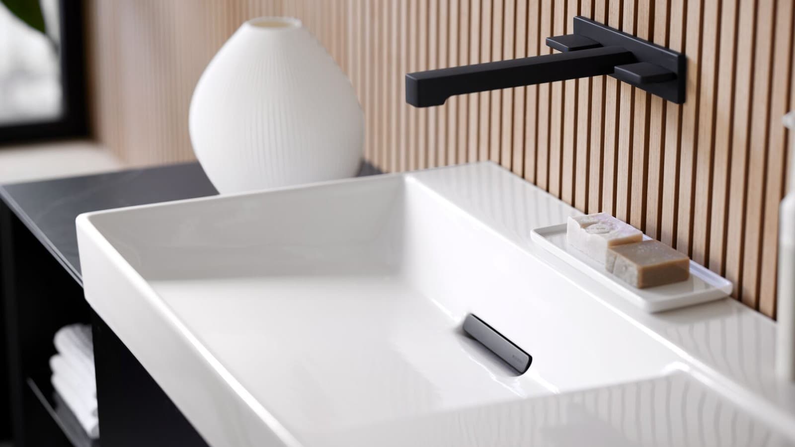 Lavabo avec une robinetterie, des meubles et des accessoires de couleur noir Lavabo avec une robinetterie, des meubles et des accessoires de couleur noir