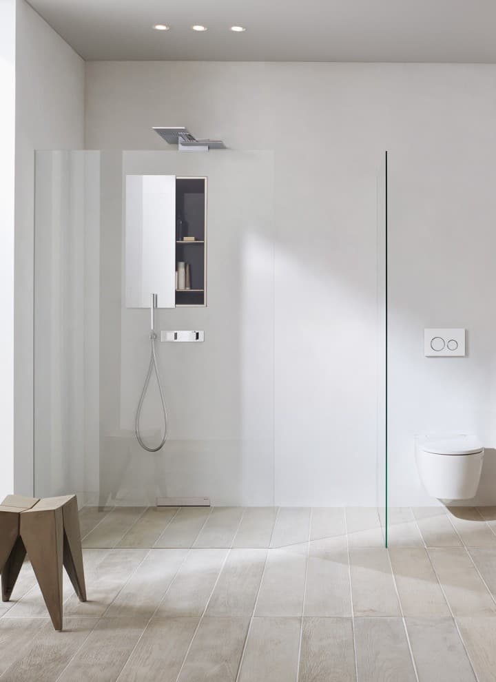Salle de bains Geberit ONE avec niche de rangement gain de place dans la douche Salle de bains Geberit ONE avec niche de rangement gain de place dans la douche