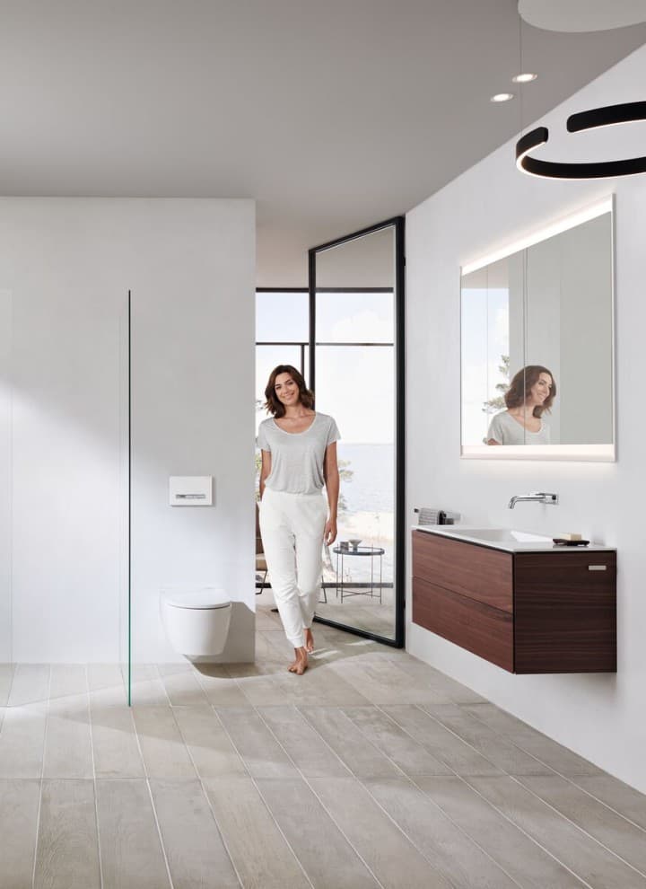 Salle de bain Geberit ONE avec miroir éclairé Salle de bain Geberit ONE avec miroir éclairé