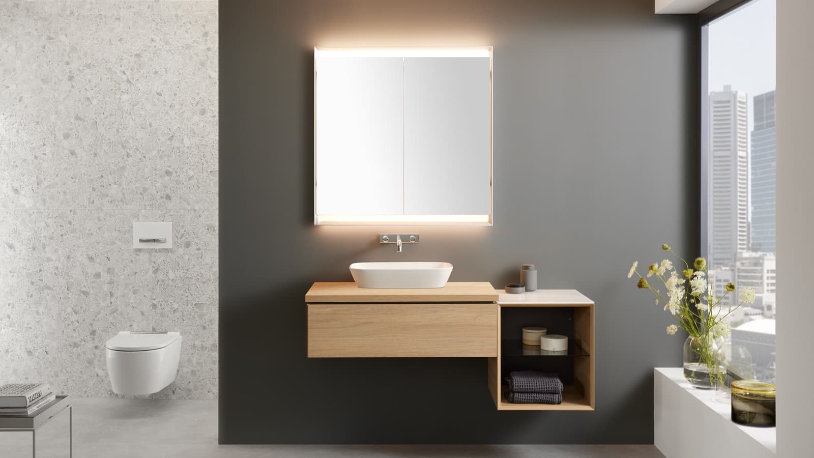 Salle de bains Geberit ONE avec armoire de toilettes Salle de bains Geberit ONE avec armoire de toilettes