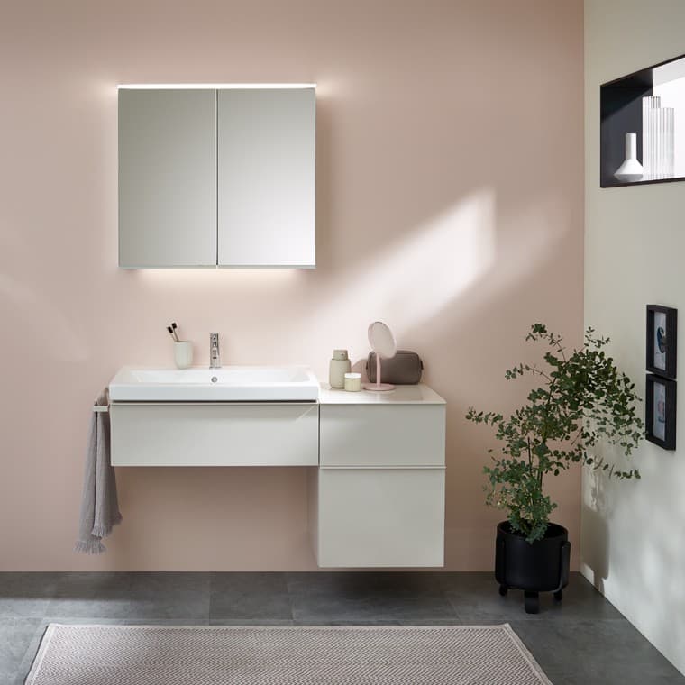 Lavabo double de la série de salles de bains Geberit Renova Plan avec armoire de toilette Option Plus Lavabo double de la série de salles de bains Geberit Renova Plan avec armoire de toilette Option Plus
