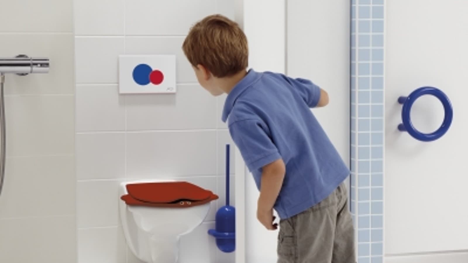 Toilettes de la série Geberit Bambini avec couvercles de WC et plaques de déclenchement colorés Toilettes de la série Geberit Bambini avec couvercles de WC et plaques de déclenchement colorés