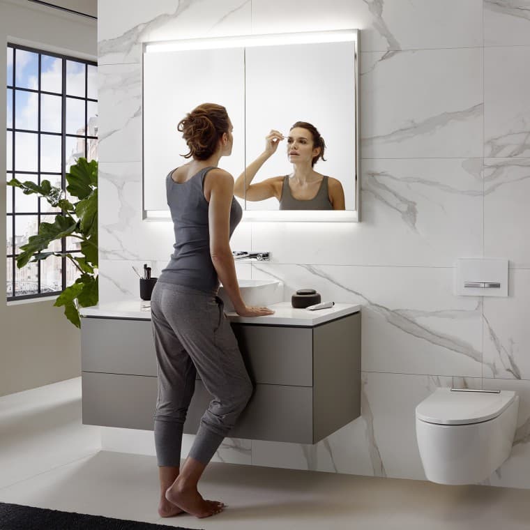 Éclairage intense : éclairage lumineux et très clair pour les soins de beauté du quotidien. Éclairage intense : éclairage lumineux et très clair pour les soins de beauté du quotidien.