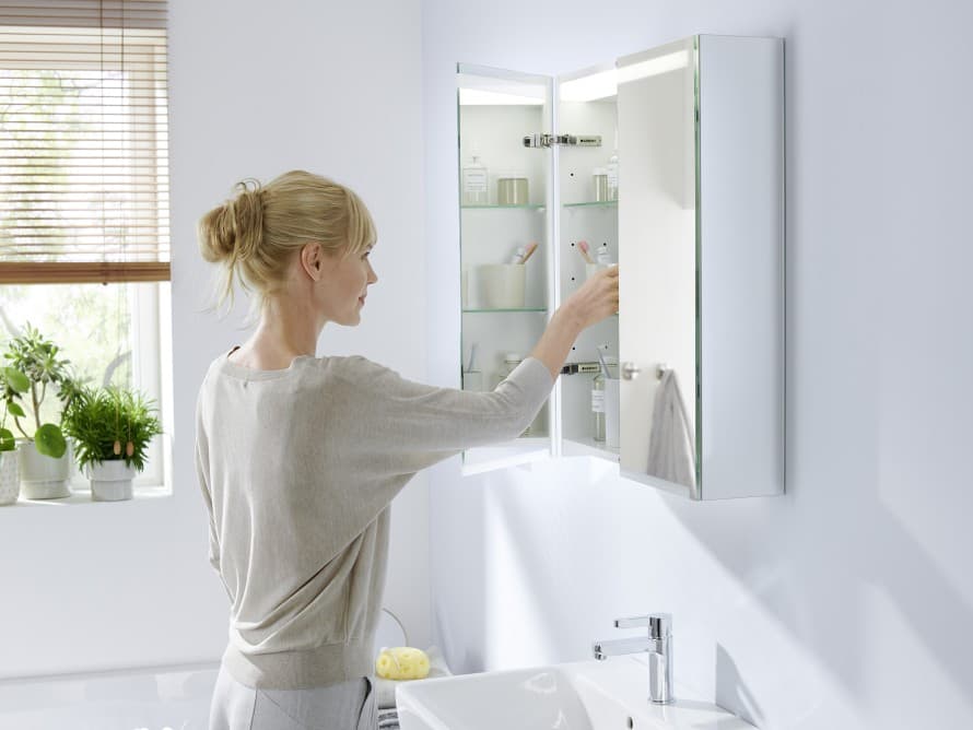 Armoire de toilettes avec lumière Geberit option avec une femme Armoire de toilettes avec lumière Geberit option avec une femme