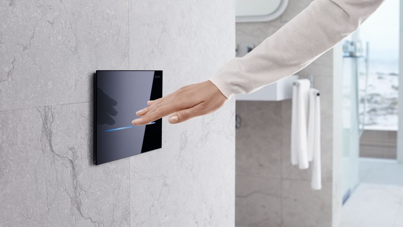 Rinçage des toilettes sans contact ou automatique avec la plaque de déclenchement Geberit Sigma80 dans un design carré Rinçage des toilettes sans contact ou automatique avec la plaque de déclenchement Geberit Sigma80 dans un design carré