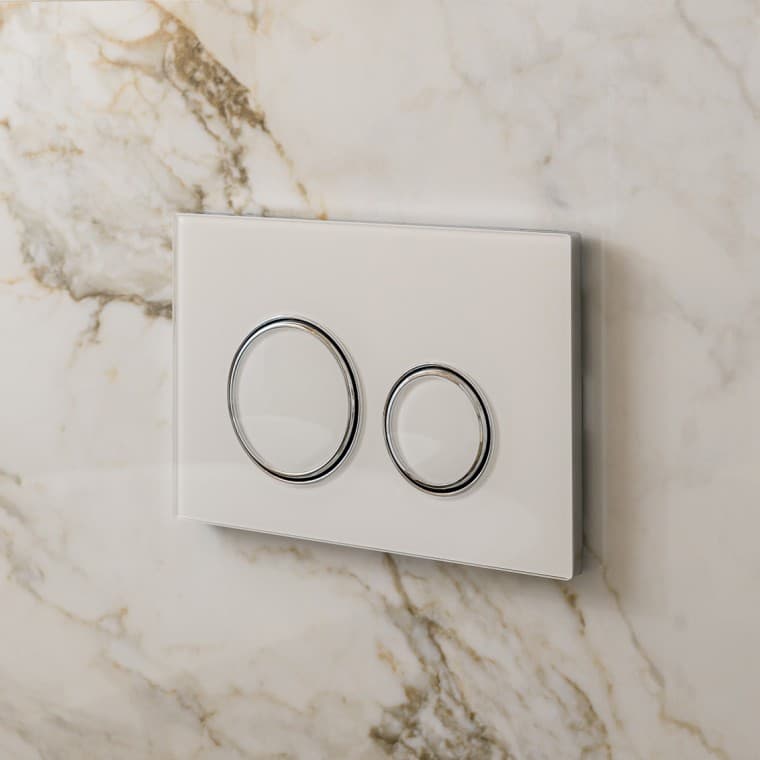 Plaque de déclenchement blanche Geberit Sigma50 avec anneaux décoratifs argentés Plaque de déclenchement blanche Geberit Sigma50 avec anneaux décoratifs argentés