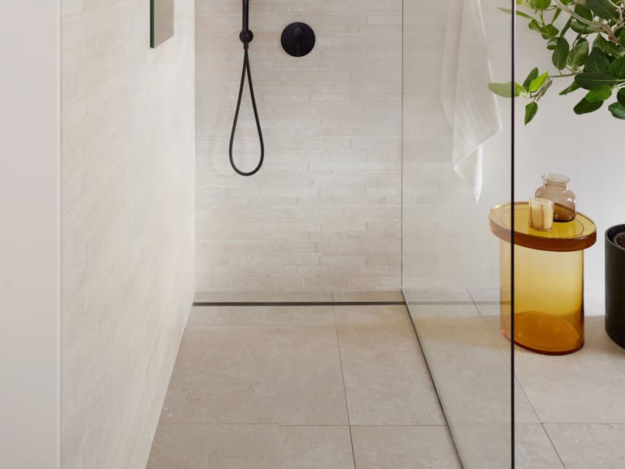 Salle de bains avec de grands carreaux et une douche à l'italienne Salle de bains avec de grands carreaux et une douche à l'italienne