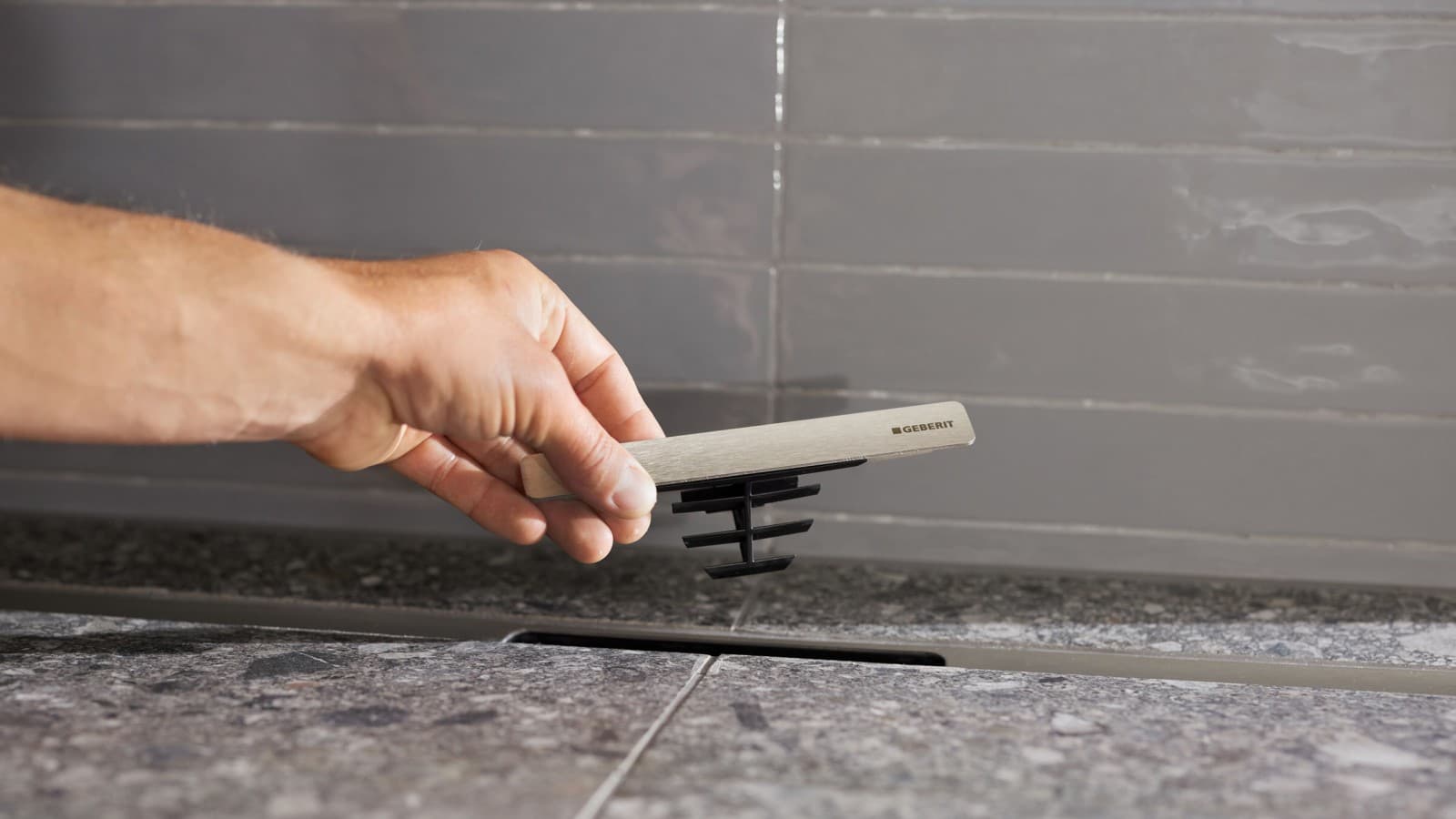 Canivelle de douche de la ligne Geberit CleanLine avec filtre à cheveux amovible intégré en forme de peigne Canivelle de douche de la ligne Geberit CleanLine avec filtre à cheveux amovible intégré en forme de peigne