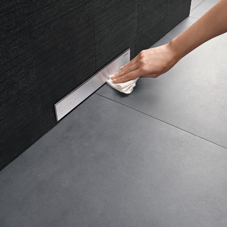 Nettoyage à la main du couvercle d'une évacuation murale Geberit Nettoyage à la main du couvercle d'une évacuation murale Geberit