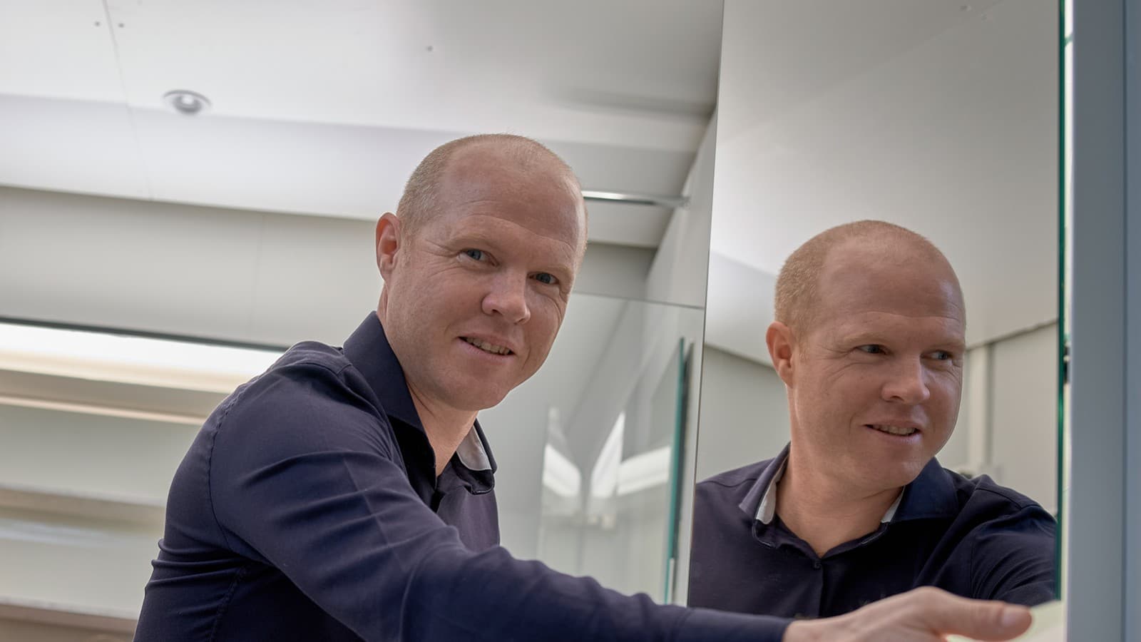 Lʼexpert en éclairage Andreas Janser dans le laboratoire dʼéclairage au siège de Geberit à Rapperswil-Jona, en Suisse (© Geberit) Lʼexpert en éclairage Andreas Janser dans le laboratoire dʼéclairage au siège de Geberit à Rapperswil-Jona, en Suisse (© Geberit)