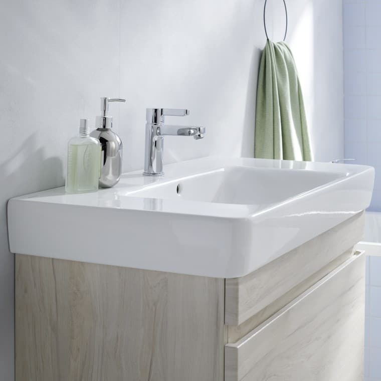 Meubles Geberit Renova Plan Noyer carya clair combinés à un blanc immaculé Meubles Geberit Renova Plan Noyer carya clair combinés à un blanc immaculé