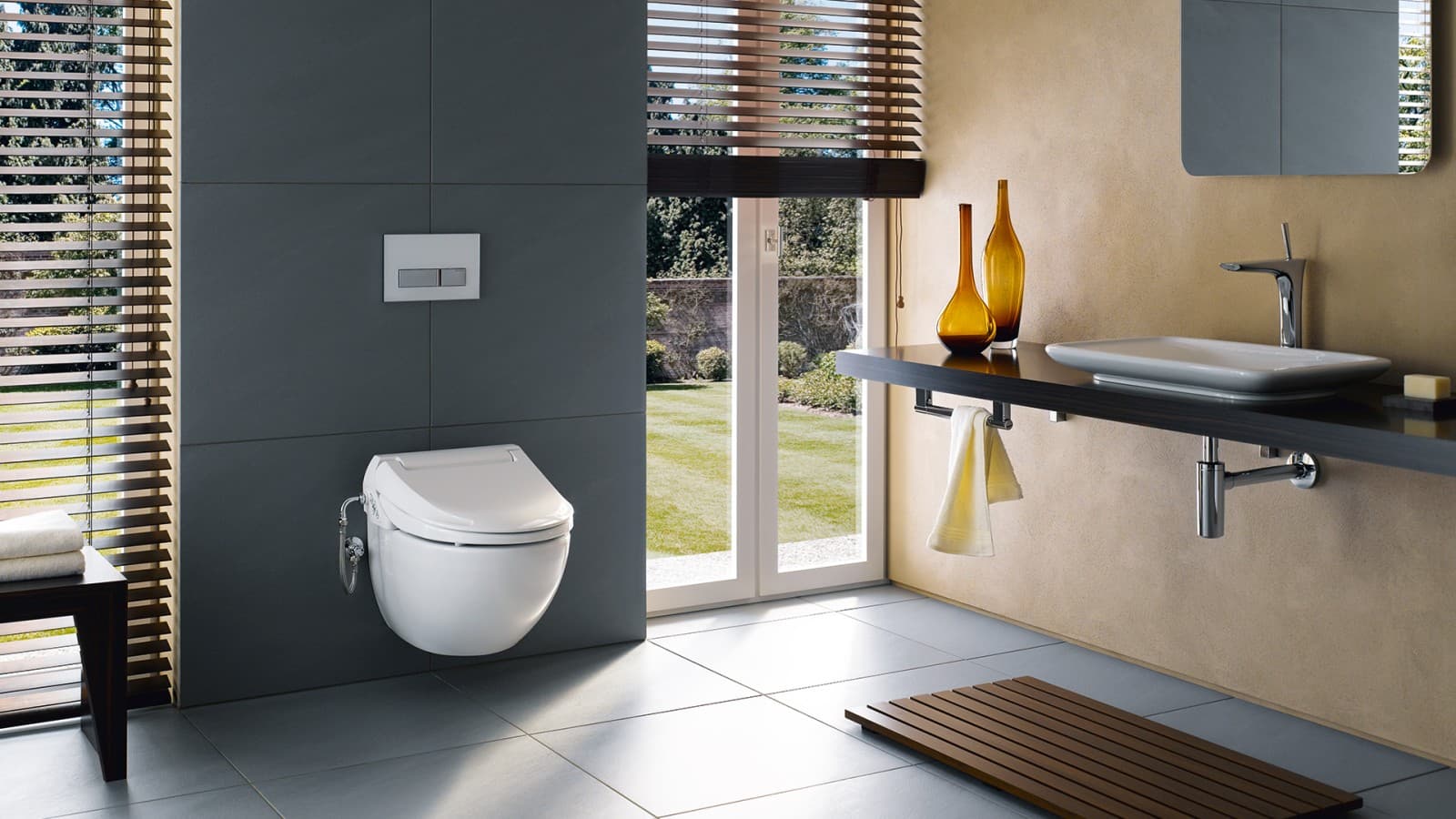 Geberit AquaClean 4000 dans une salle de bains, abattant WC japonais Geberit Geberit AquaClean 4000 dans une salle de bains, abattant WC japonais Geberit