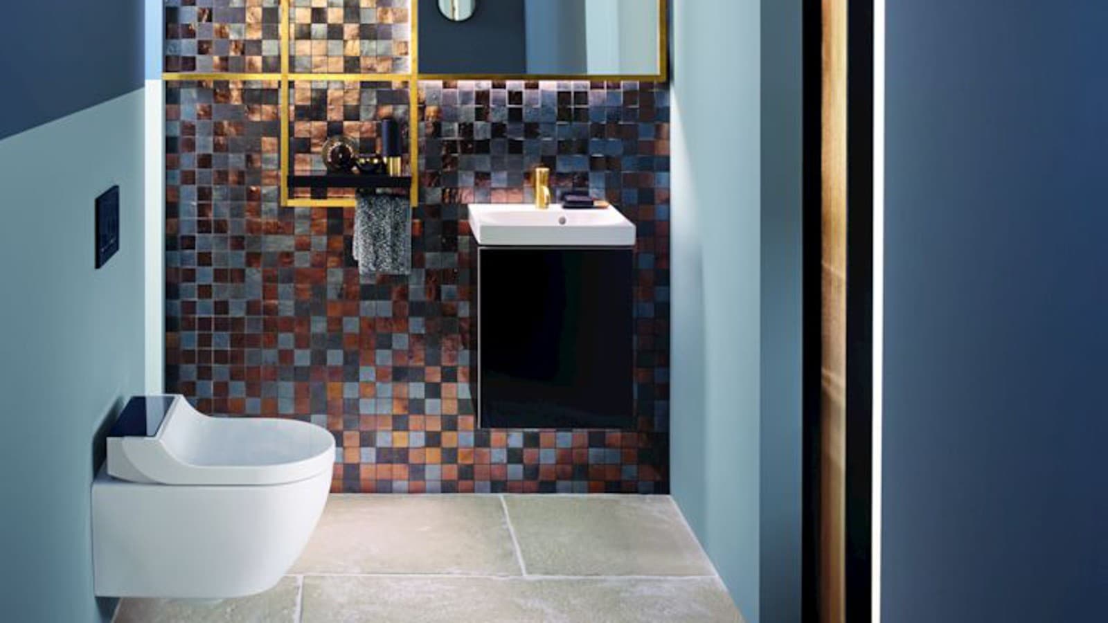 Tons dorés et cuivrés pour un WC particulièrement accueillant Tons dorés et cuivrés pour un WC particulièrement accueillant