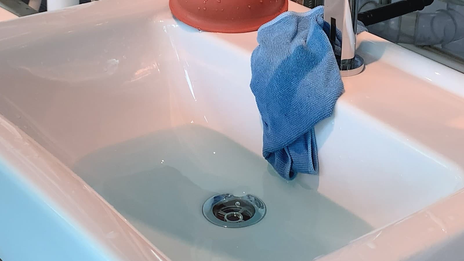 L’eau s’écoule du lavabo. L’eau s’écoule du lavabo.